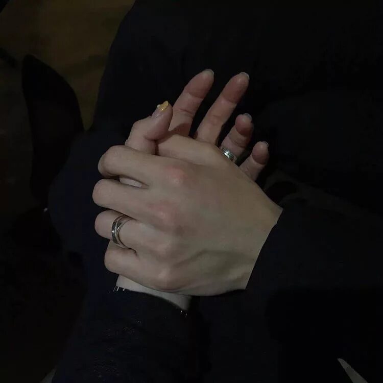 Парень и девушка держатся за руки. Девушка на руках у парня. Следуй за мной. Девушка на руках у парня. Руки влюбленных.