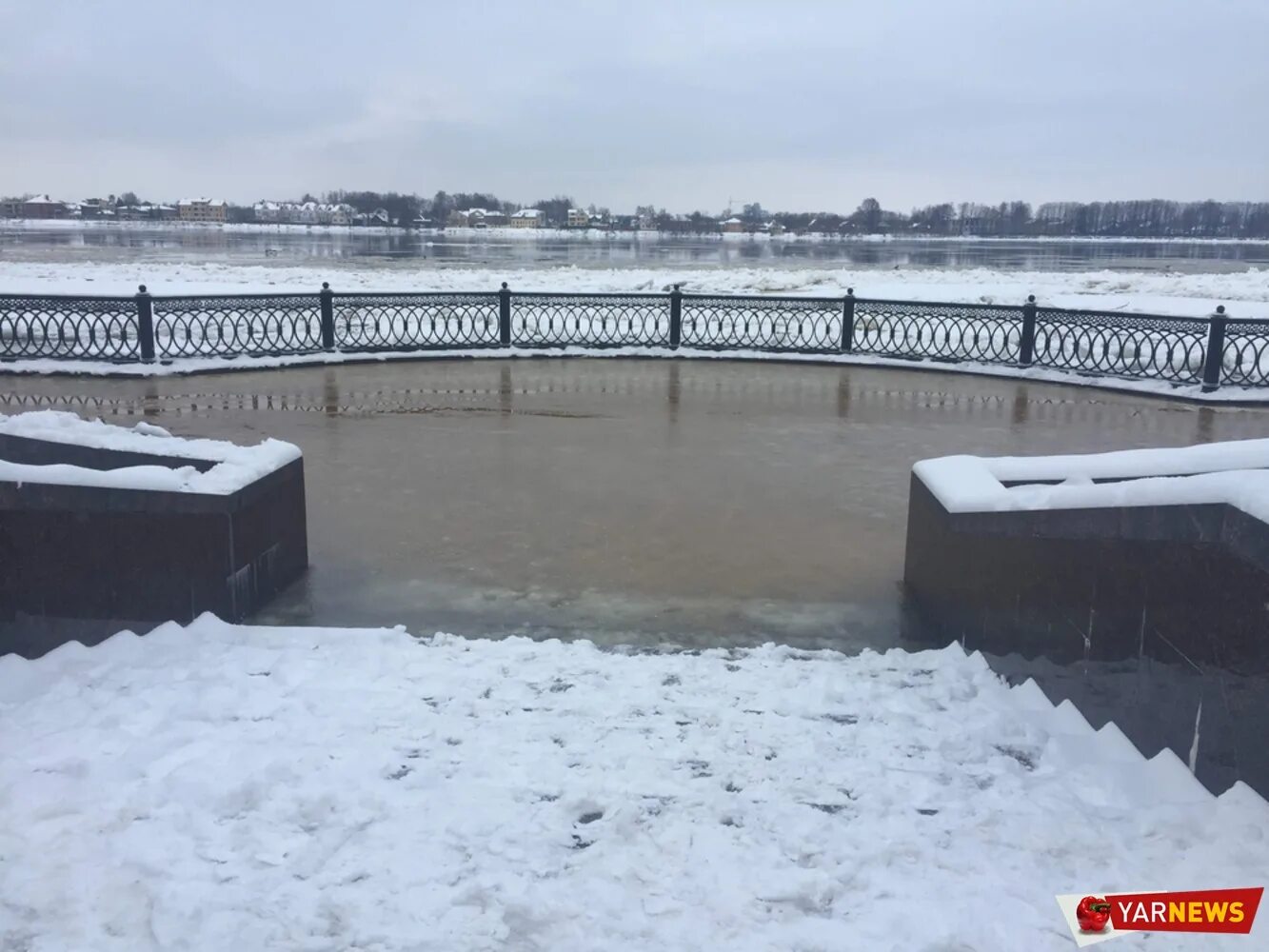 Почему поднимается уровень воды. Затопленная набережная Ярославль. Затопило набережную в Ярославле. Волжская набережная Рыбинск затопило. Ярославль затопило 2022.