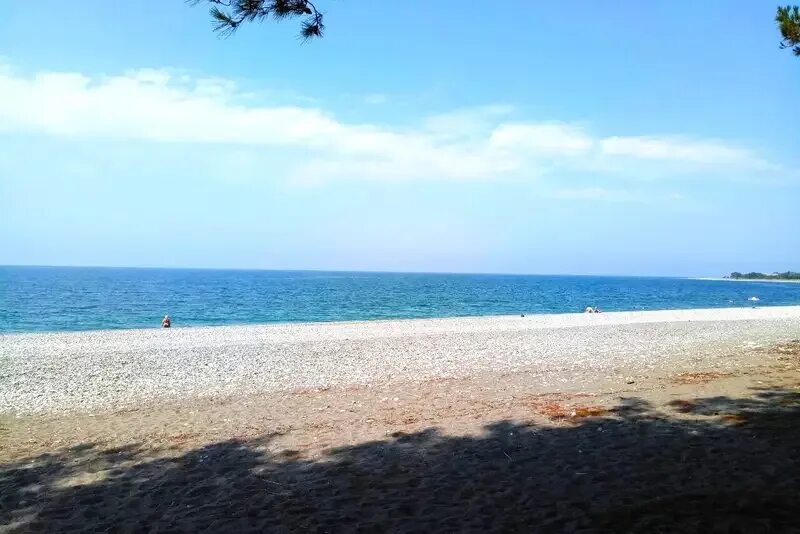 Абхазия море. Абхазия море. Пицунда вода в море на 10 дней. Пляж кипариска пицунда. Морская лагуна абхазия пицунда.