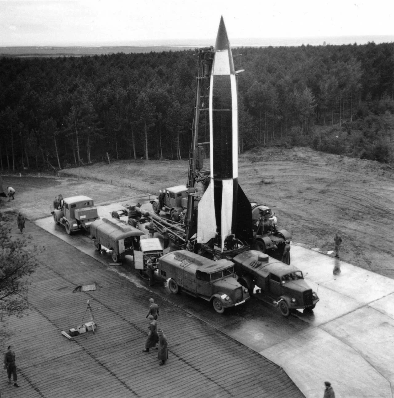 Самая первая баллистическая ракета. ФАУ-2 баллистическая ракета. Первая баллистическая ракета ФАУ-2. ФАУ 1 ФАУ 2 Германия. Немецкая ракета ФАУ-2.