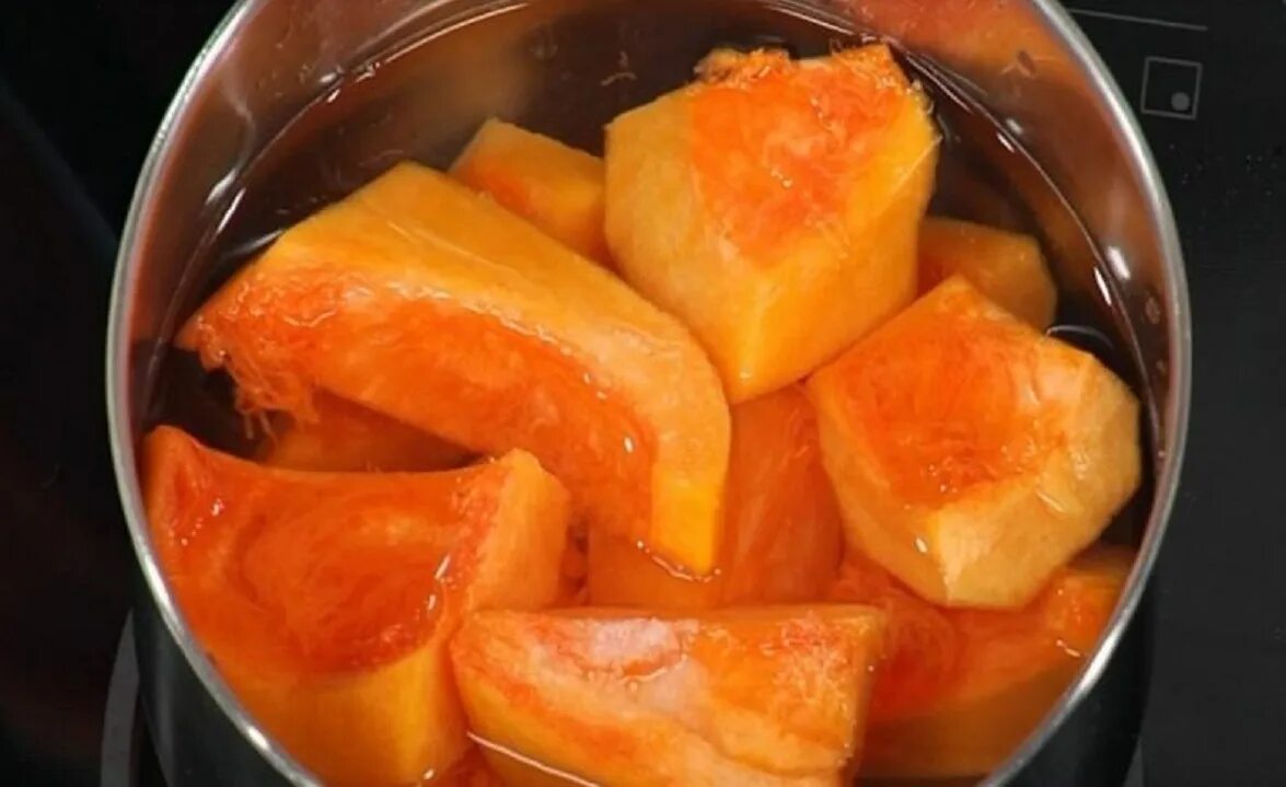 Как варить тыкву. Тыква вареная. вареную кусками тыкву. тыква в морозилке. тыква варится в кастрюле.