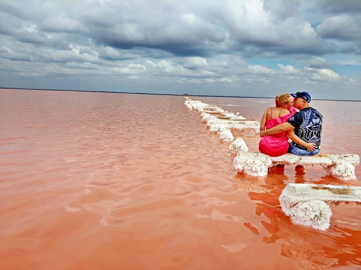 Розовый водоем в крыму. Кояшское озеро Керчь. Солёное озеро в Евпатории розовое. Озеро Сасык Сиваш Евпатория. Кояшское розовое озеро в Крыму.