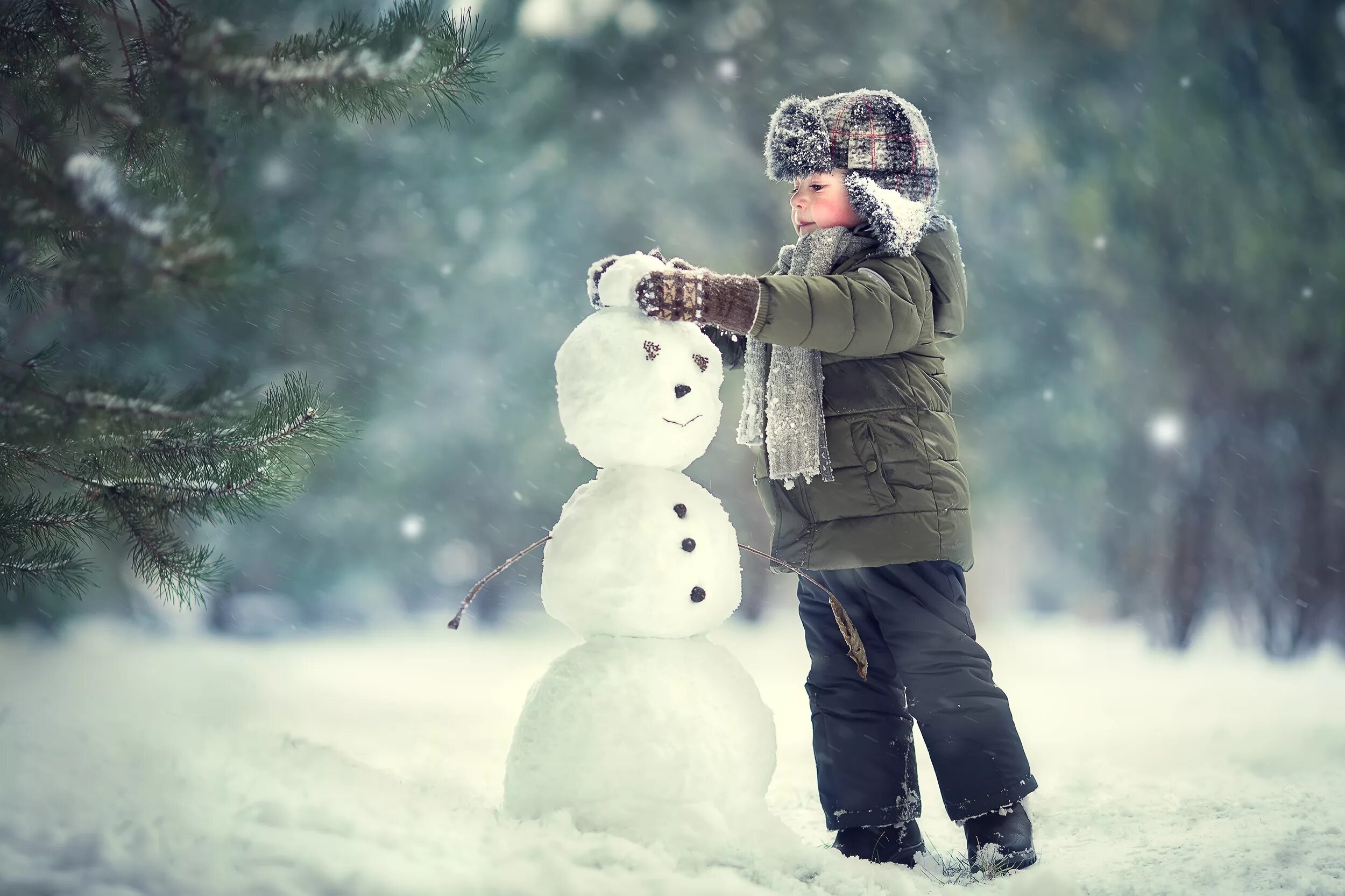 Лепить снеговика зимой. Лепка Снеговик. Зима для детей. Дети зимой. Дети лепят снеговика.