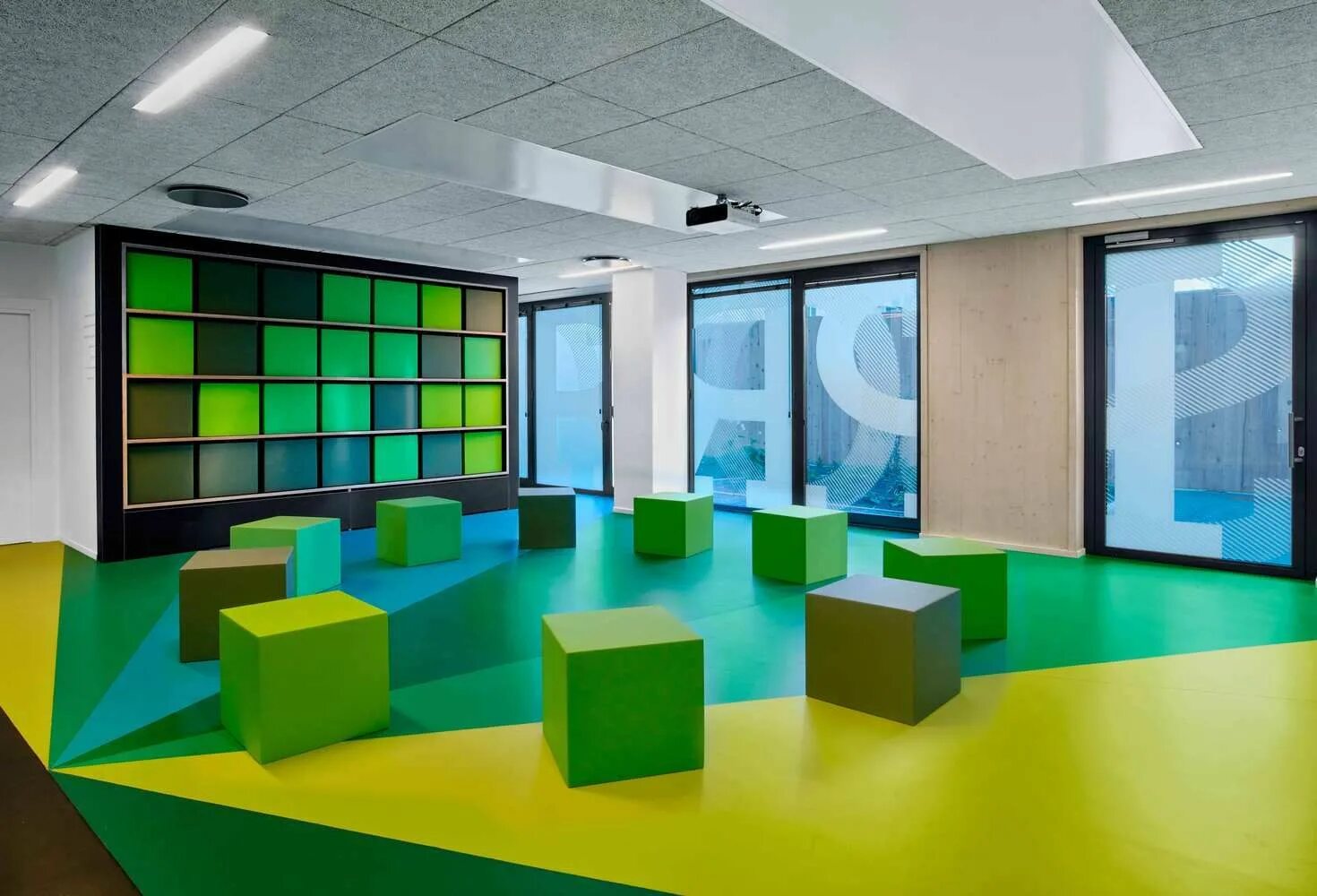 Куб в архитектуре. Здание в китае cube tube. Стеклянные офисные перегородки. Офис куб в кубе. Офис куб в кубе.