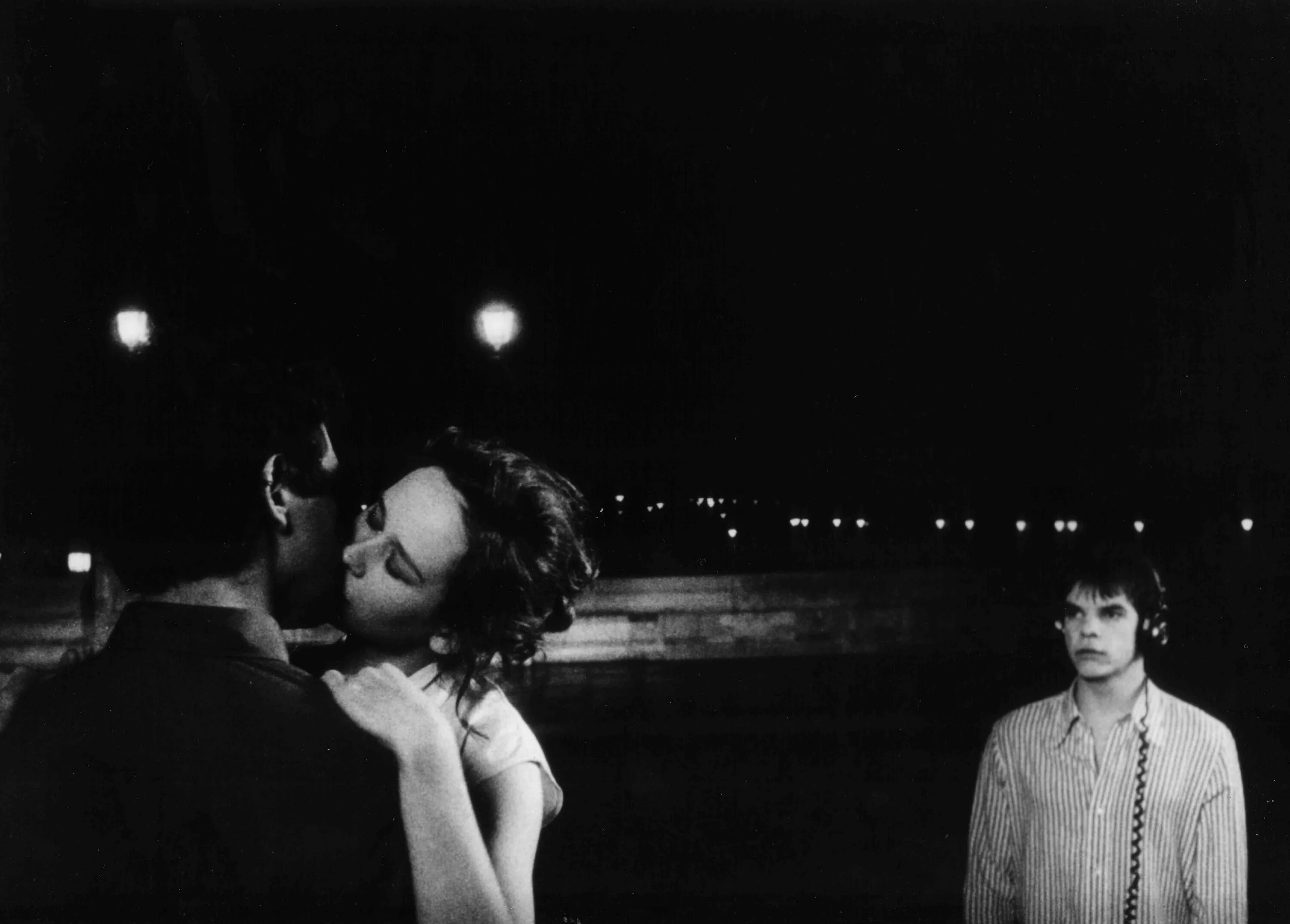 парень встречает девушку леос каракс. парень встречает девушку 2009. влюбленные на вокзале. Boy meets girl 1984. парень и девушка на вокзале.