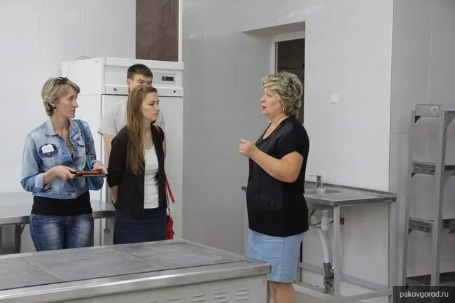 Завод авар вакансии. Авито псков работа. Директор 13 школы псков. Директор магнит косметик. Работа в пскове для женщин.