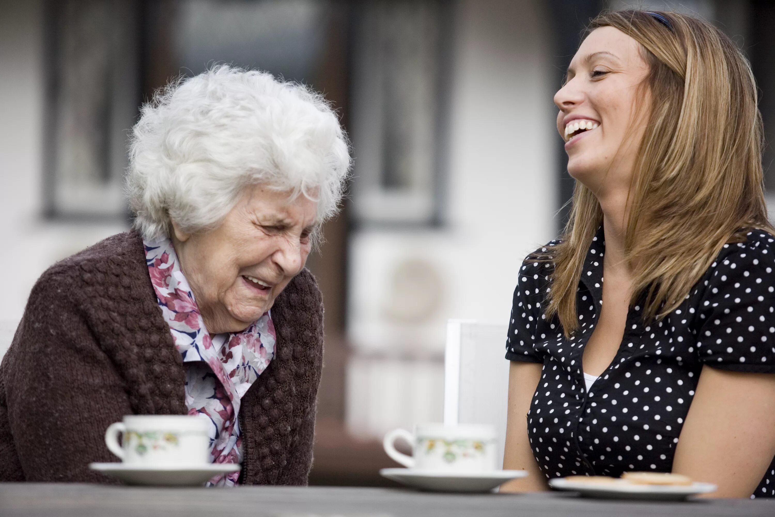 Данного другого с возрастом. Старшее поколение фото. Две пожилые женщины за чашкой чая. Old people at Night. Возрастная женщина показывает подруге кольцо.