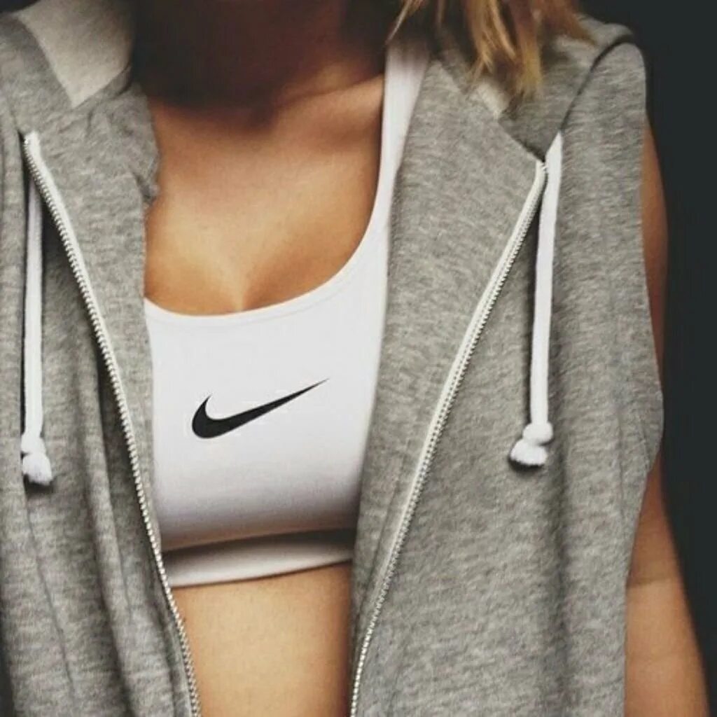 девушка в топе без лица. девушка в топе найк. бельё кельвин кляйн 14 лет. девушки в топиках и джинсах. девушка в топе.