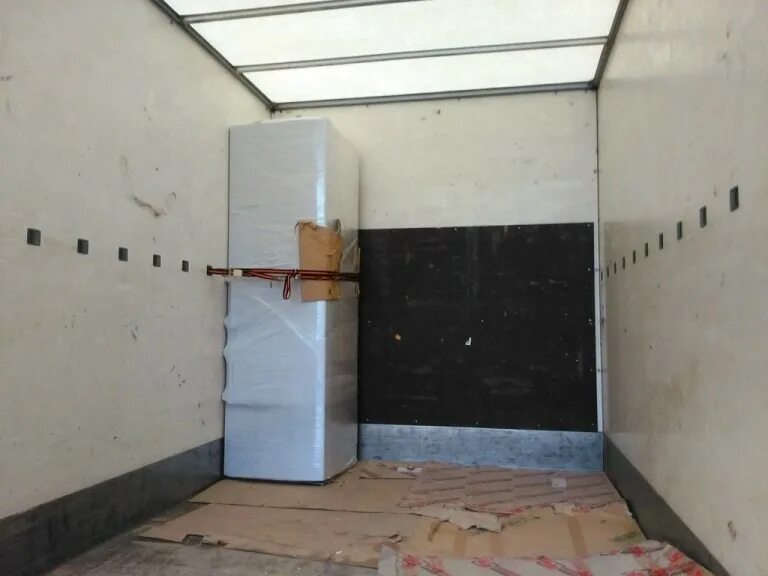 Перевозка х. Тележка для холодильника. Упаковка холодильника для транспортировки. Упаковка холодильника для транспортировки. Холодильник на колесах для легкового автомобиля.