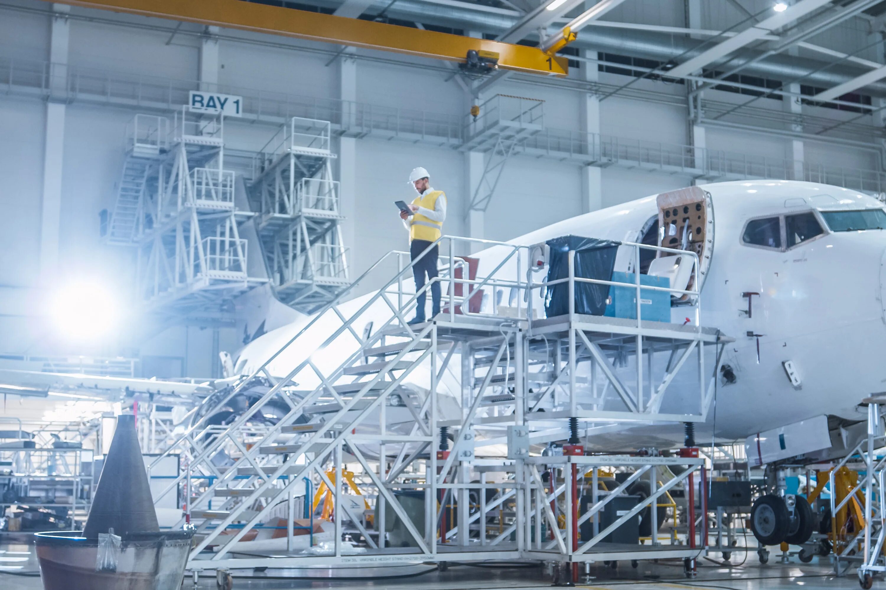 Инженер авиатехник. Инженер конструктор летательных аппаратов. Инженер конструктор летательных аппаратов. Инженер конструктор летательных аппаратов. Профессия авиационный инженер.