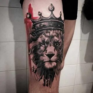 Тату лев с короной