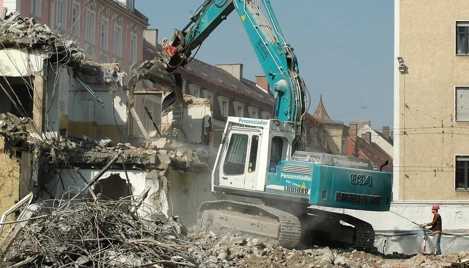 Демонтаж старых домов. Демонтаж объектов строительства. Демонтаж зданий. Снос нежилого дома. Снос дома.