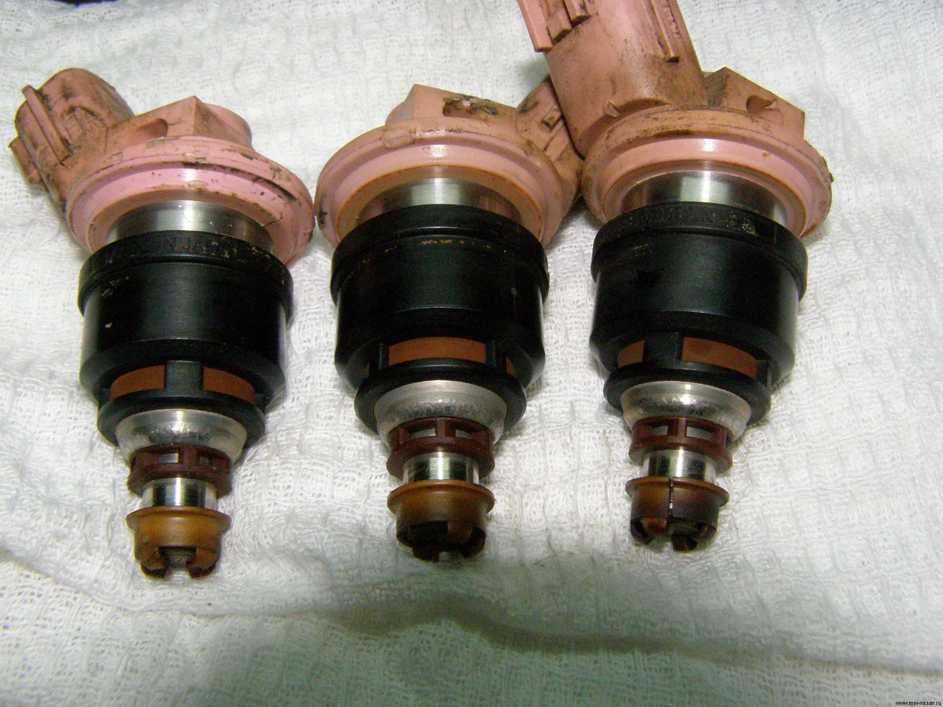 Болты на топливную рампу ваз 2109. Форсунки рено логан 1. Форсунки ваз 2110 двигателя 8. Форсунки ваз 2115. Форсунка рено логан 8к.