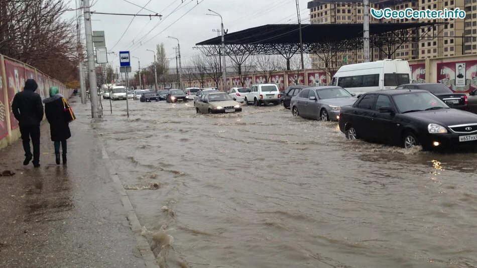 Прогноз в махачкале на 10. Наводнение в махачкале. потоп в махачкале. дождь в махачкале. махачкала потоп сегодня.