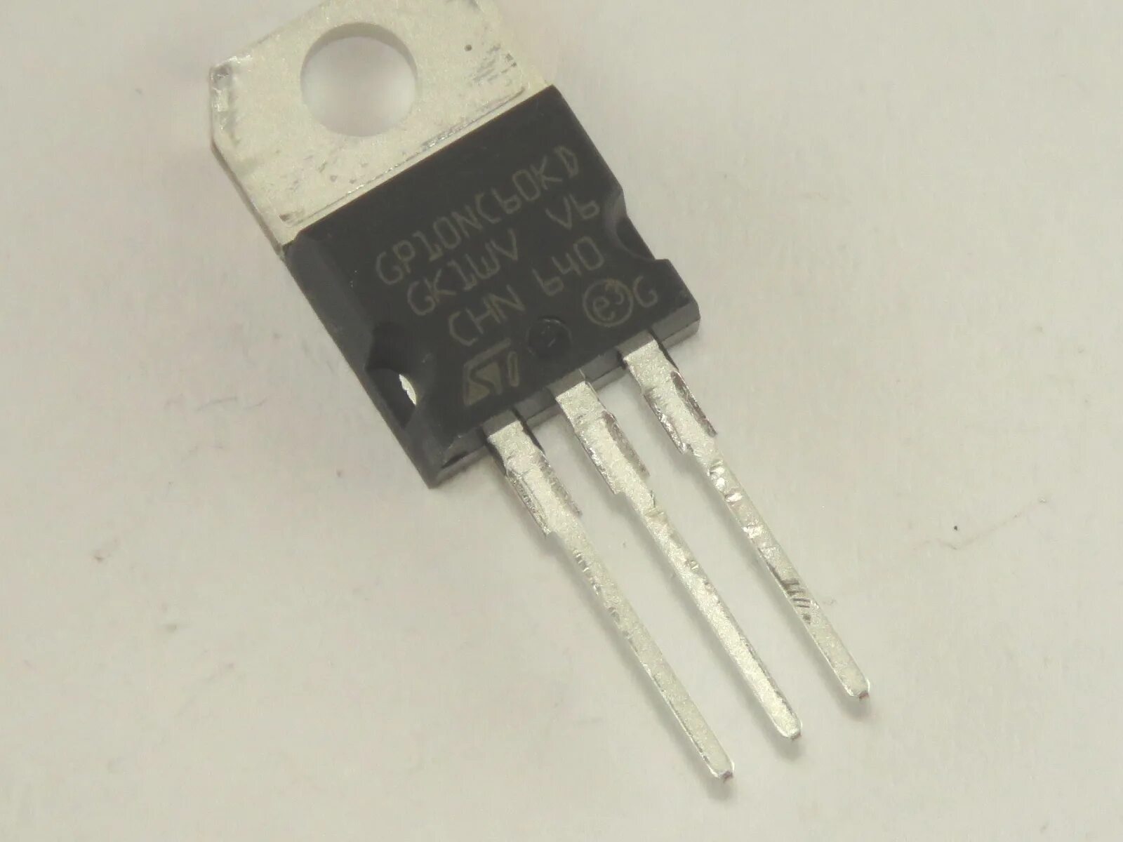 Re характеристики. 2sc1096 транзистор. Транзистор gp10nc60kd аналоги. 2шт gf10nc60kd транзисторов. Транзистор kd1351y5f.
