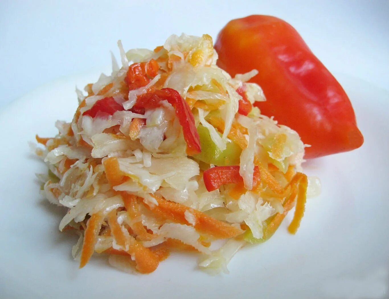 Капуста салатная с перцем болгарским морковкой. Капуста &quot;провансаль&quot; с болгарским перцем -. капуста с болгарским перцем. салат из капусты с болгарским перцем. капуста с морковью и перцем болгарским.