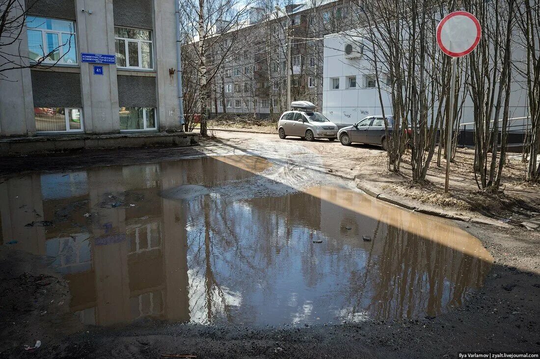 Улица России. Сыктывкар. Россия атмосферные фото дворы. Сыктывкар фото города плохие дороги. Потемнело на дворе скоро будет ночка песня