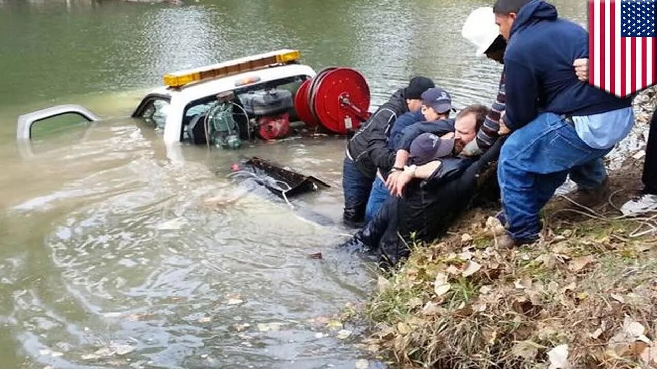 Падали машины в воду. Машина упала в воду. Вытягивают машину из воды. Машина падает в воду. Машина упала в реку.