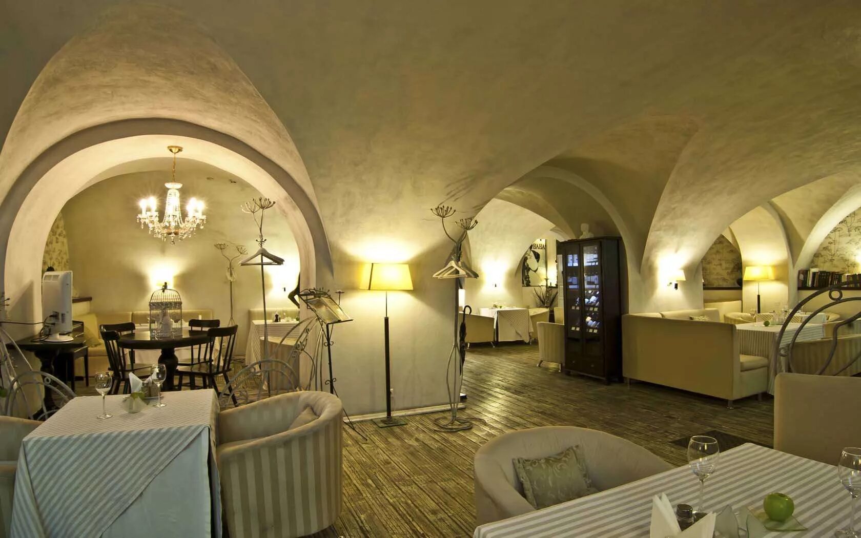 Приют холостяка отзывы. Ресторан приют холостяка. Кафе приют холостяка казань. Приют холостяка чернышевского 27а. Ресторан приют холостяка казань.