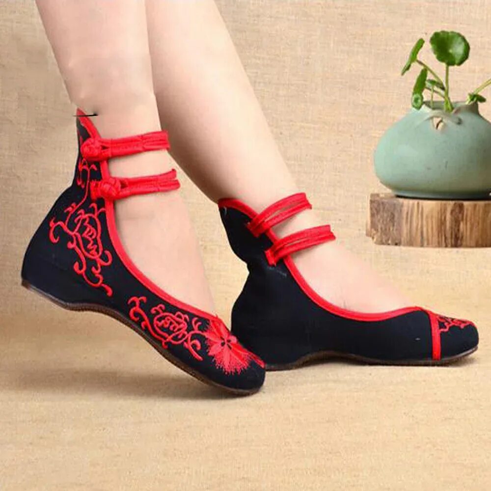 Туфли мэри джейн на плоской подошве. Китайская обувь национальная. Китайская женская обувь. Национальная обувь китая. Традиционная китайская обувь бянь се.