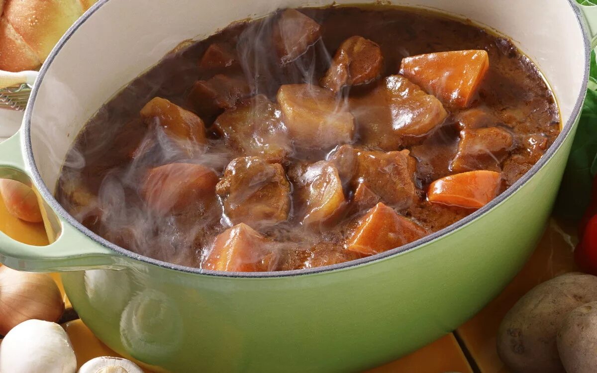 Приготовить гуляш в кастрюле. Гуляш в казане. тушеное мясо. баранина тушеная. тушеное мясо в кастрюле.