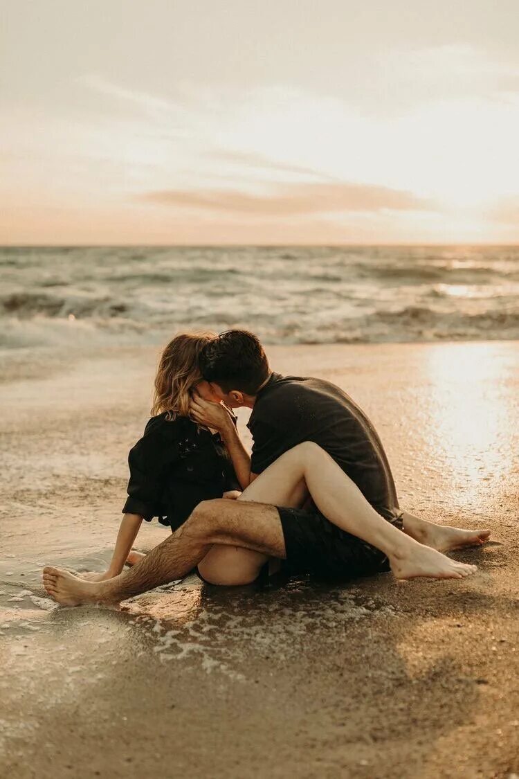 Влюбленные на море. Романтика для девушки. Пара на пляже. Объятия на море. Красиво любит девушку видео