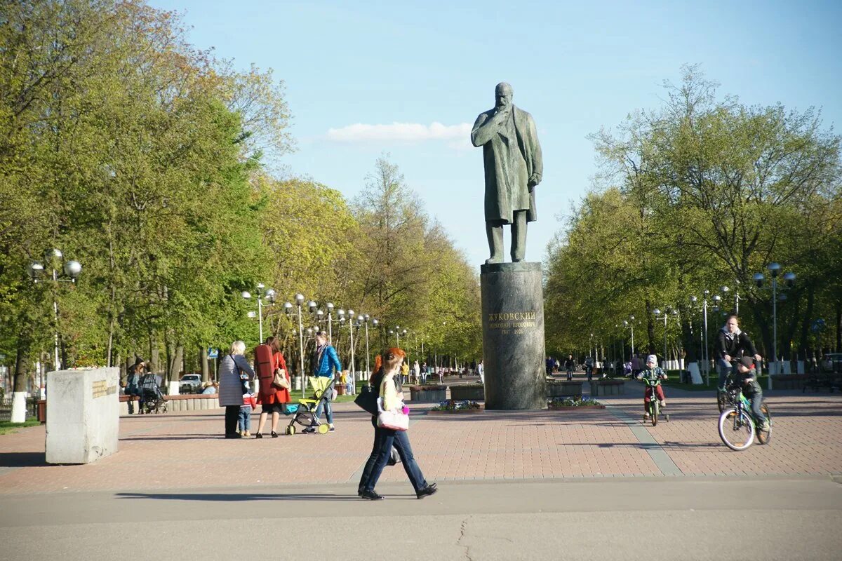 Г жуковский центр. Город Жуковский памятники. Жуковский центр города. Жуковский город Московской области. Памятники в г. Жуковском.