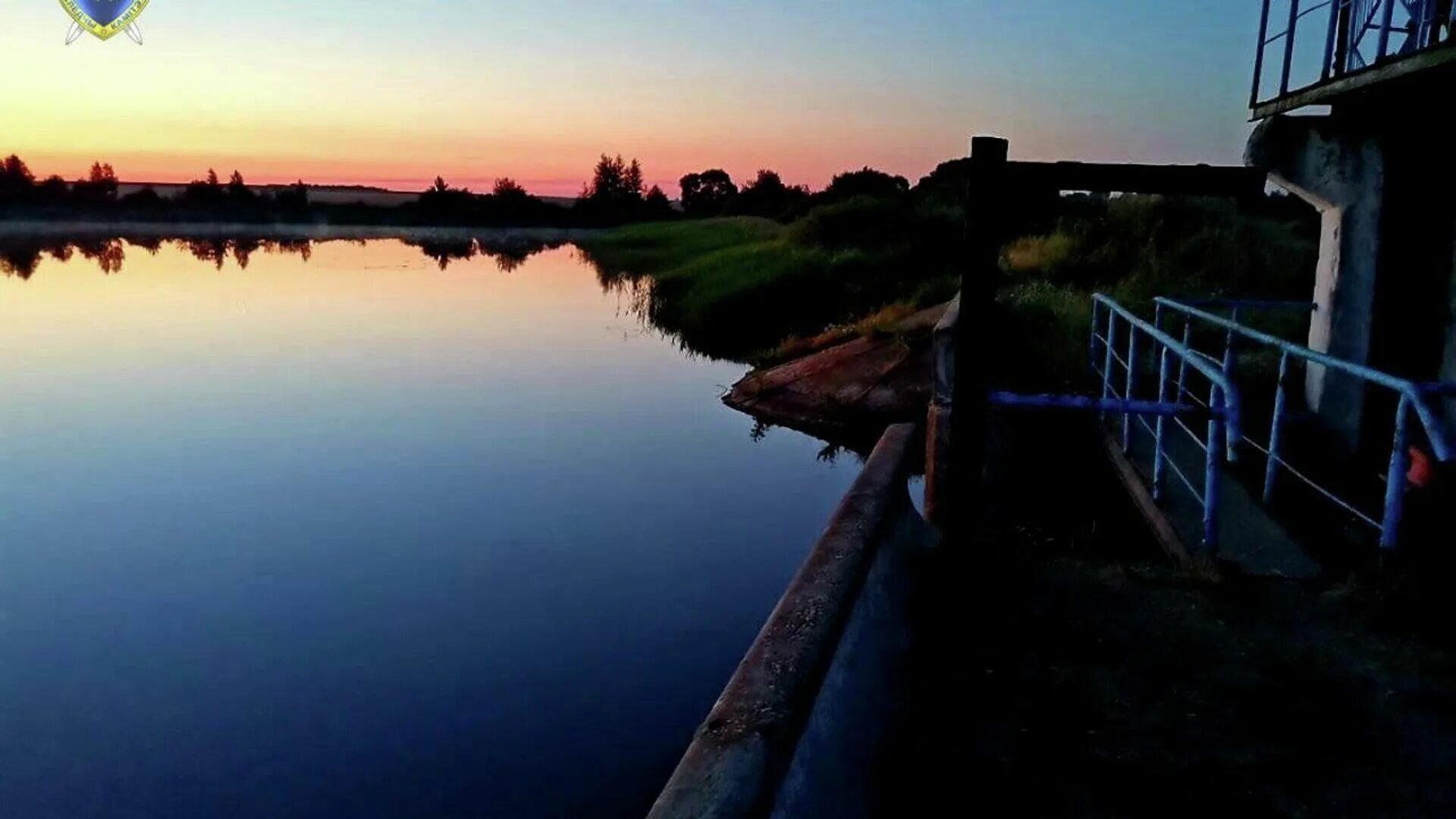 Утонувшая деревня. Водохранилище. Водохранилище вблизи. Минск водохранилище. Водохранилище деревенское.