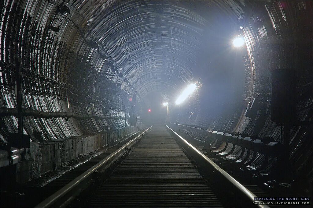 Тоннели метро Киева. Тоннели Киевского метро. Тоннели метро ночью. Метро из туннеля. Включи станцию на ночь