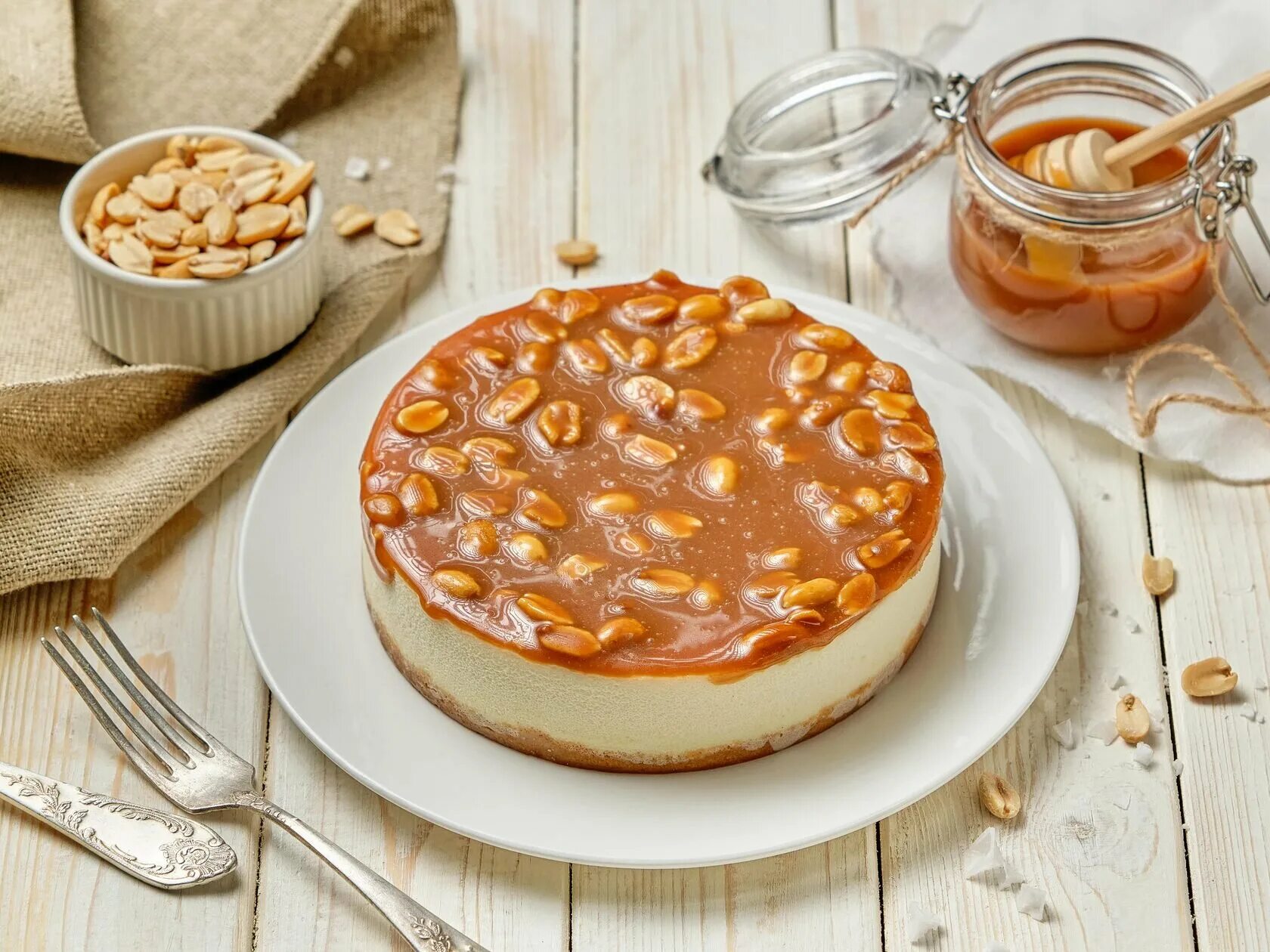 Торт сникерс 1,5 кг. Шоколад с соленым арахисом. Арахис в карамели. Макарон соленая карамель. Шоколад 100 гр.