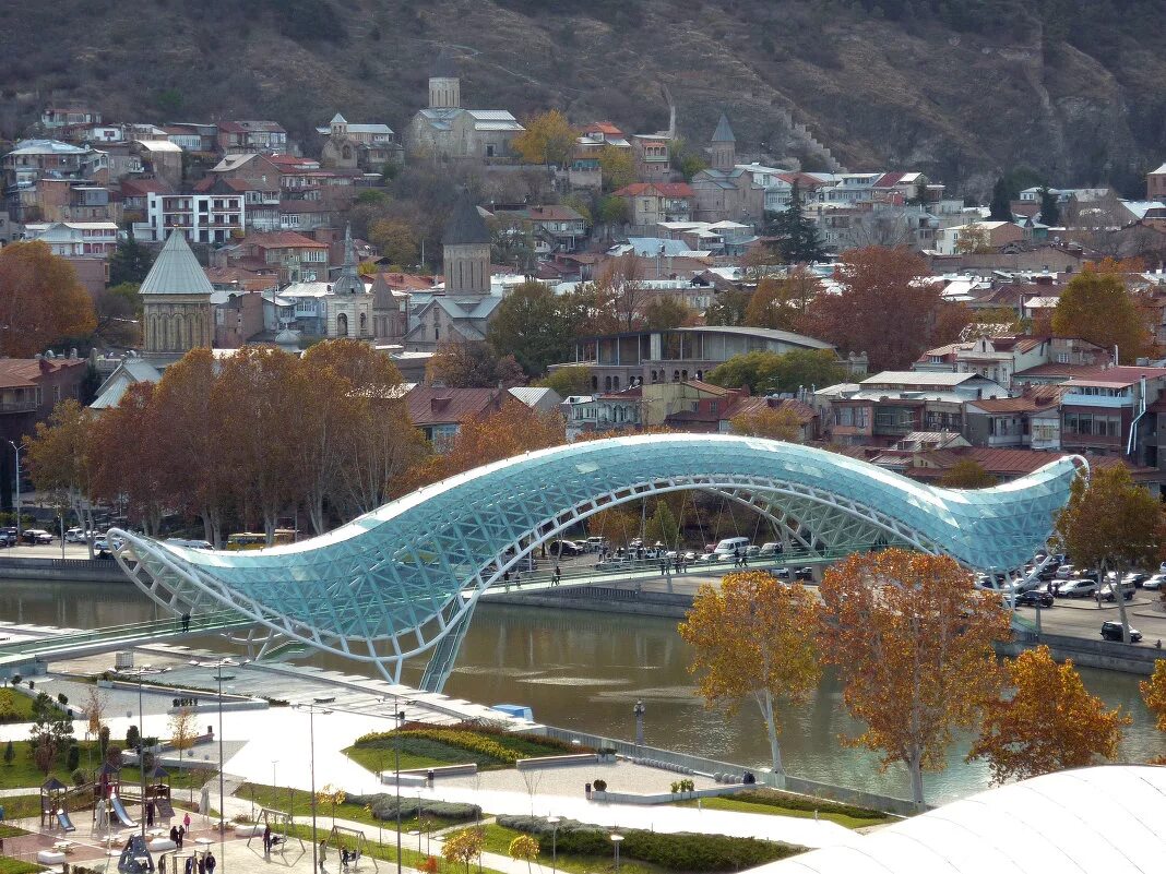 Мост в грузии. Тбилиси зеркальный мост.