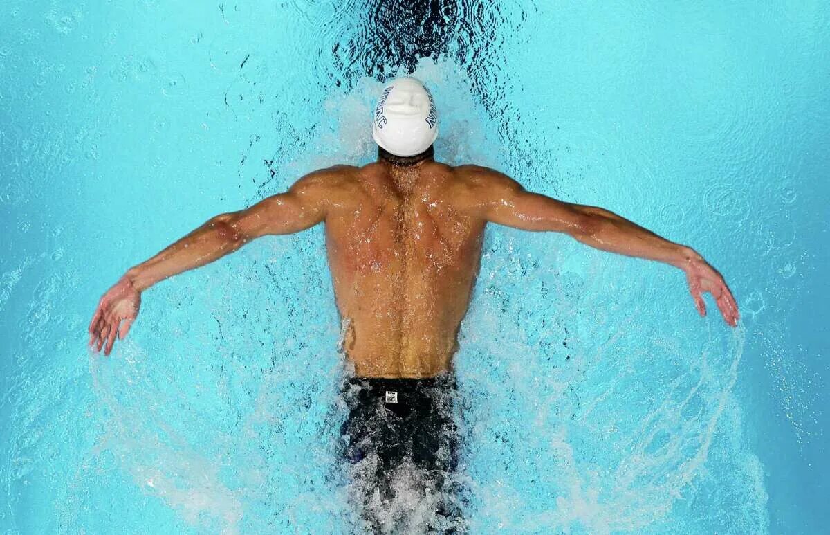 Плавание при сколиозе. Майкл фелпс баттерфляй. Баттерфляй травмы. Баттерфляй травмы. Прыжок с тумбочки плавание.