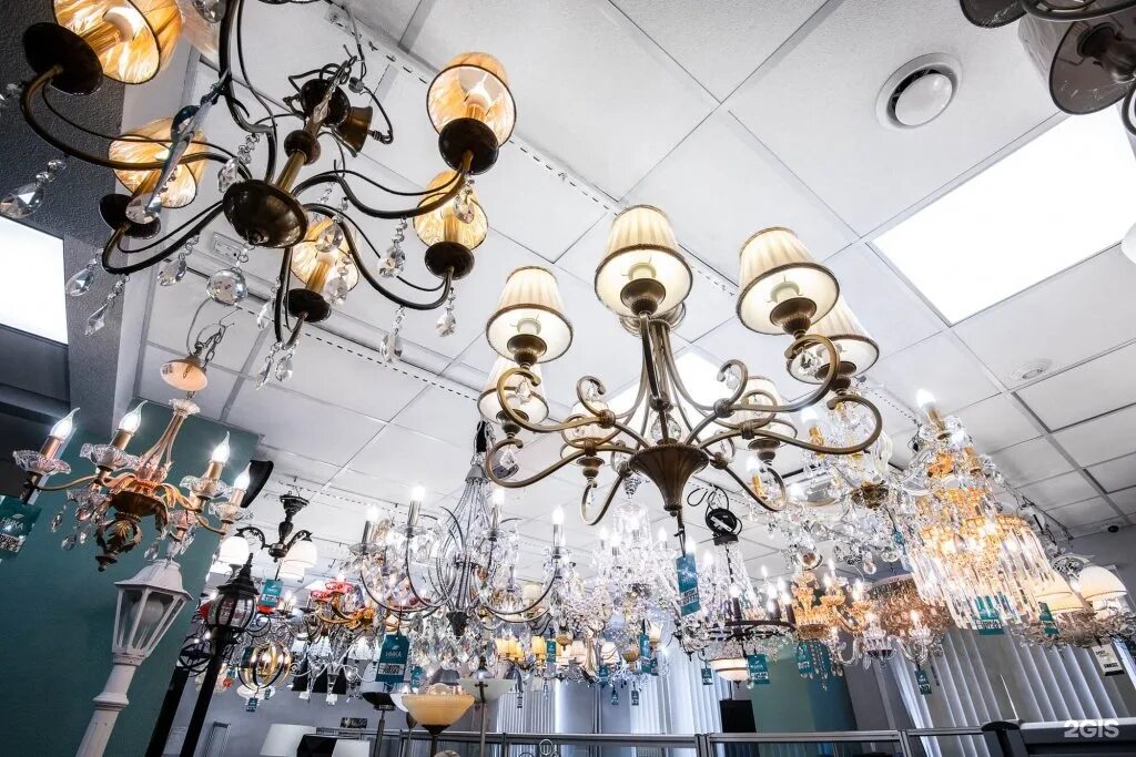 Магазин люстр рядом со мной. Свет люстры. Мадекс рябиновая 41. Люстры витрина. Люстры в ассортименте.