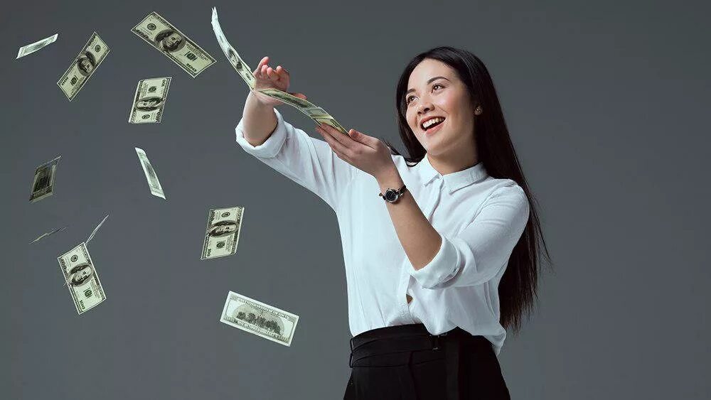 Магазин одежды. Хипстеры в секонд-хенде. Экономная женщина. Девушка вмагазне одежды. Зависимость от шопинга.