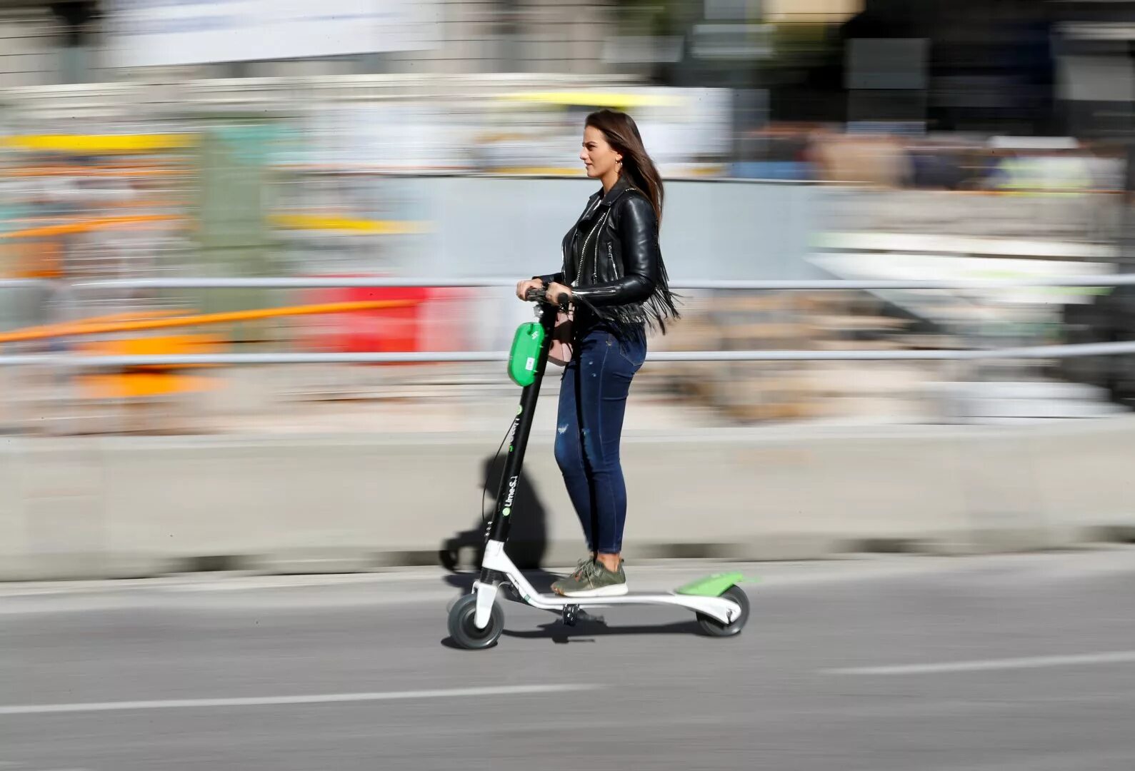 Mini citysurfer. Электросамокат balance scooter. Самокаты со скоростью. Electric scooter 13 ah с сиденьем. Электросамокат едет.