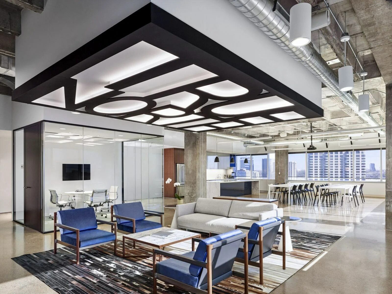 Интерьер офиса. Открытые коммуникации. Потолок с открытыми коммуникациями. Освещение в офисе потолок. Освещение лофт в интерьере.