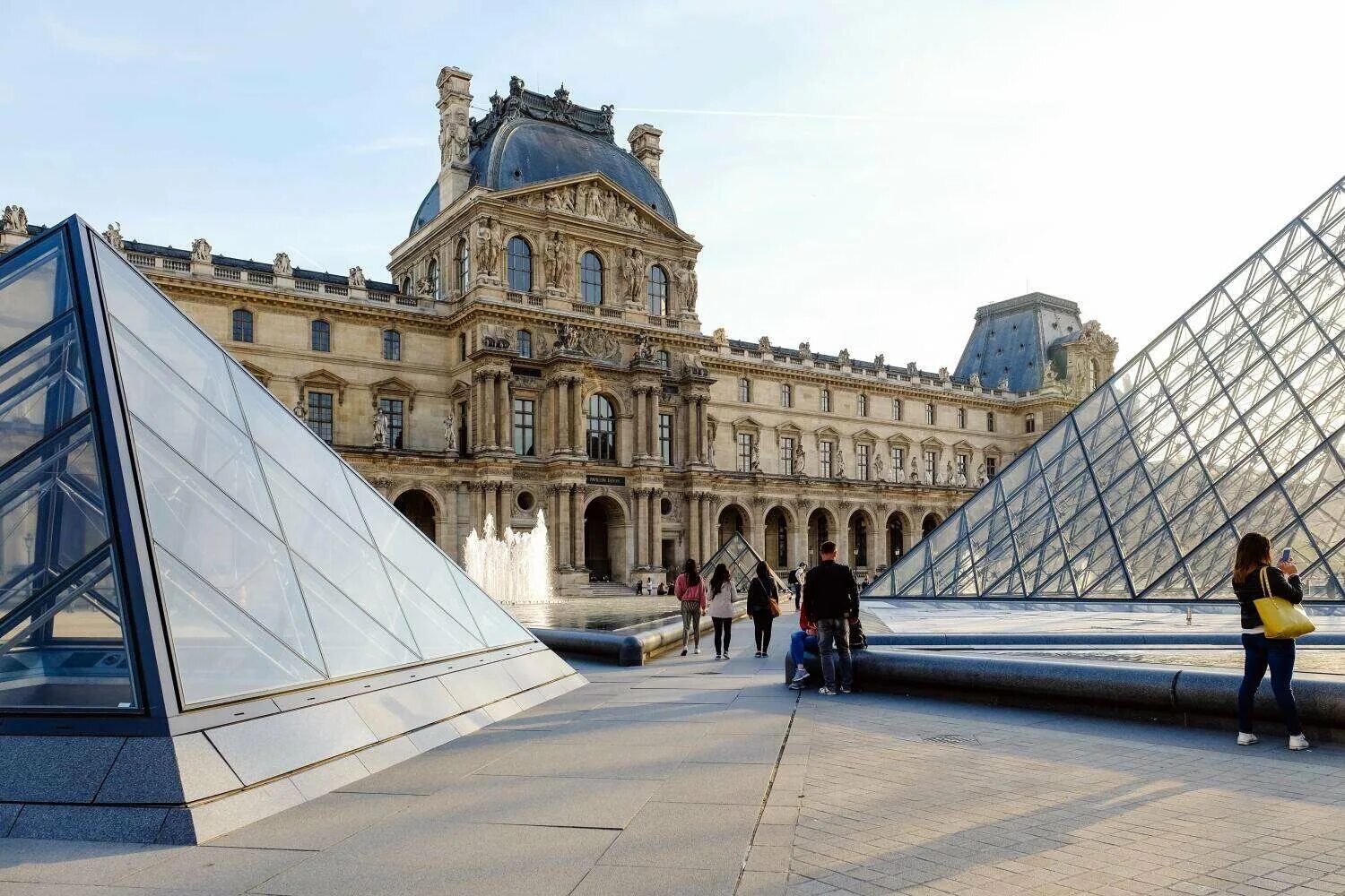 De louvre. Лувр. Париж. Париж достопримечательности Лувр. Лувр музей. Достопримечательности Франции музей Лувр.