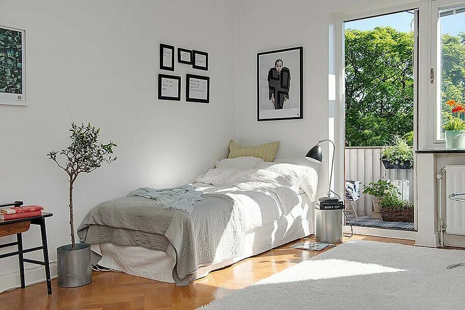 Спальня с окном в изголовье. Обустроить маленькую спальню. Двуспальная кровать у стены. Двуспальная кровать в углу комнаты. Интерьер маленькой комнаты.