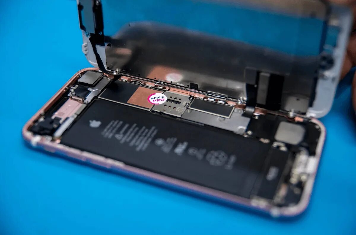 Почему телефон перезагружается и не включается. Iphone se после замена аккумулятора перезагружается. замена аккумулятора на айфон 7. айфон бесконечно перезагружается и не включается. после замены аккумулятора iphone перезагружается.