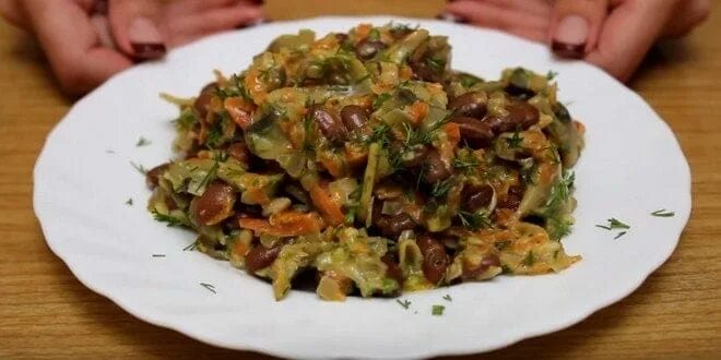 Салат с жареной морковкой и фасолью. Салат с фасолью и жареным луком. салат с фасолью грибами морковью и луком. салат с жареными шампиньонами и фасолью. салат с жареной морковкой фасолью и шампиньонами.