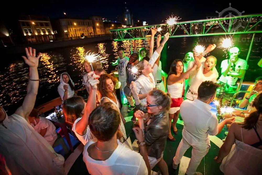 Ночная дискотека на теплоходе. Дискотека на теплоходе москва. Вечеринка на корабле москва. Ночная дискотека на теплоходе. Дискотека на теплоходе.