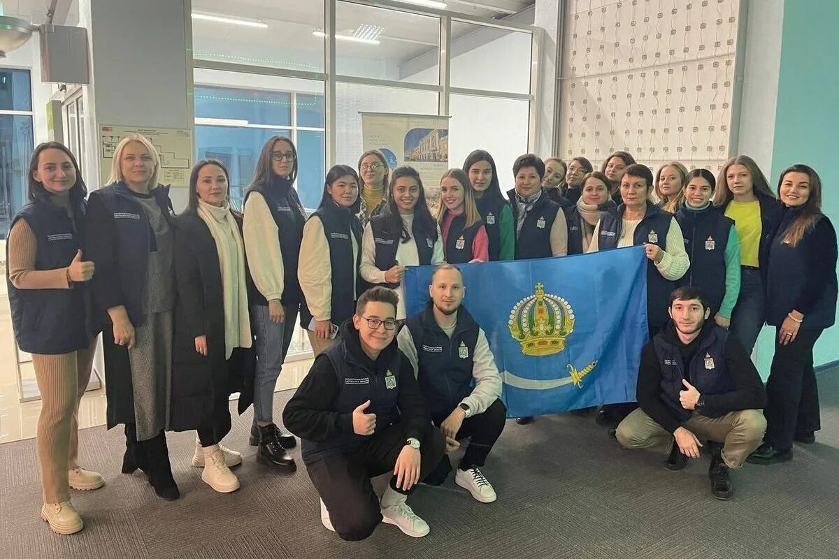 Волонтёрство в казахстане. Самый самый волонтер. Акция спасибо. Волонтеры школьники. Волонтеры и пожилые люди.