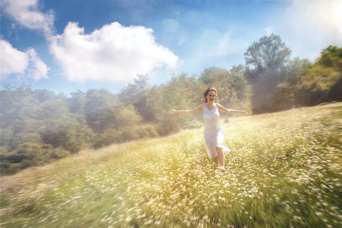Ветер свободы песни. Счастливая девушка. Счастливая женщина на природе. Женственность природа. Счастливая девушка в поле.