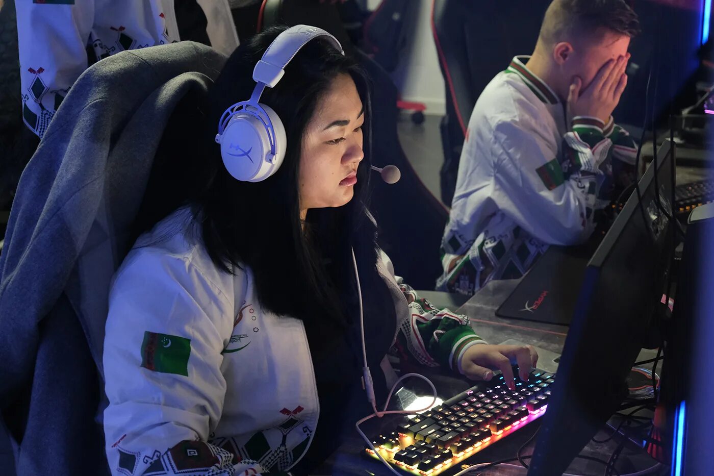 Девушка геймерша. Играющие девушки. О женщина. Scarlett (киберспортсменка). Киберспорт девушки.