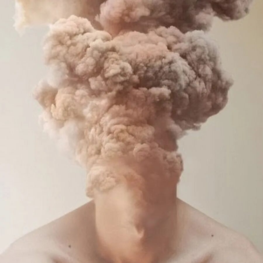 Картинка взрыв мозгов. Человек в дыму.