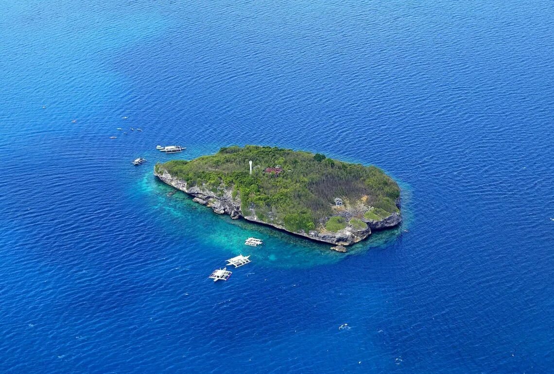 группа островов архипелага. группа островов архипелага. архипелаг с высоты. бриуны хорватия. коралловые острова палау рельеф.