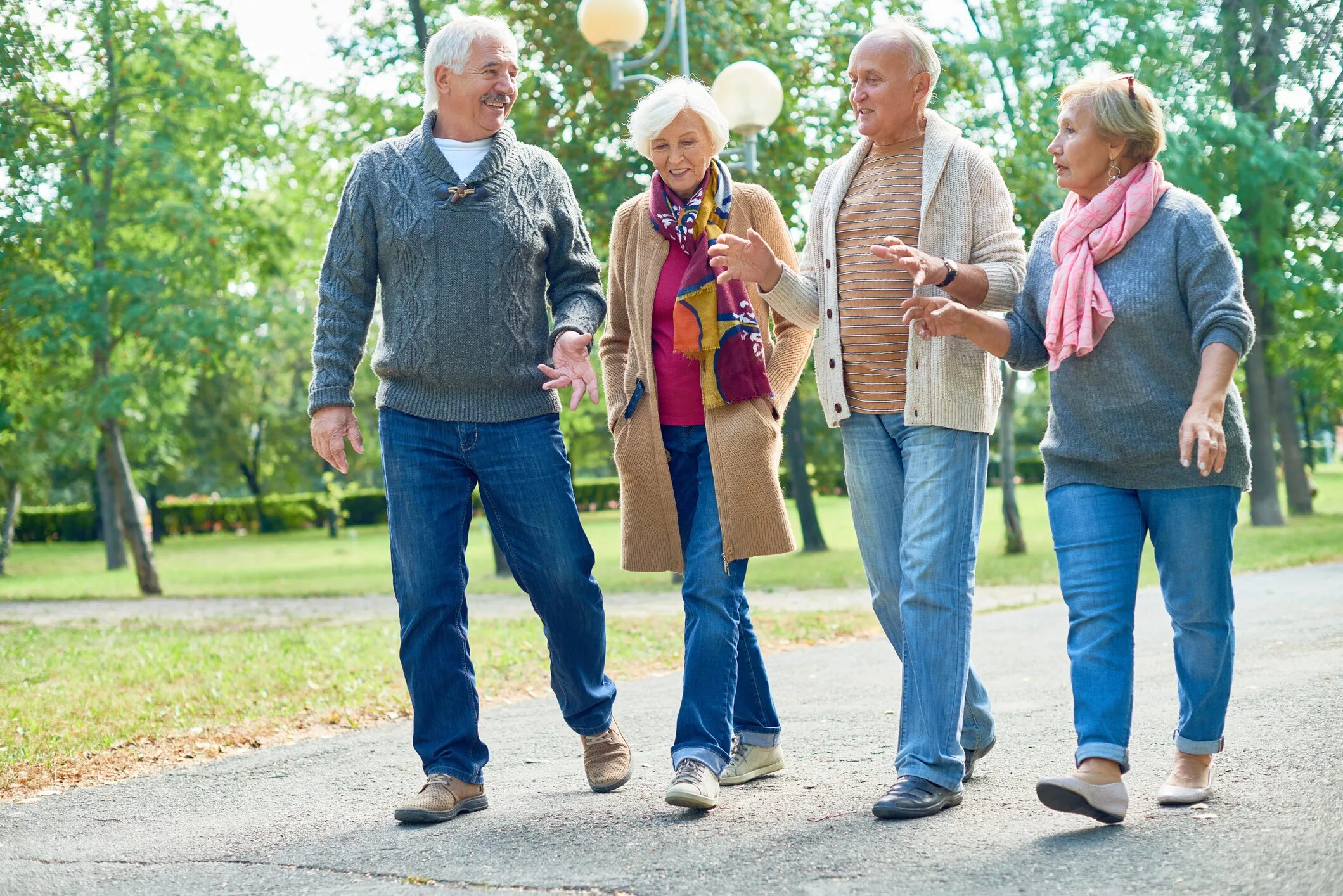 Прогулка пожилых людей. Пожилые люди. Пенсионеры на прогулке. Прогулки на свежем воздухе для пожилых людей.