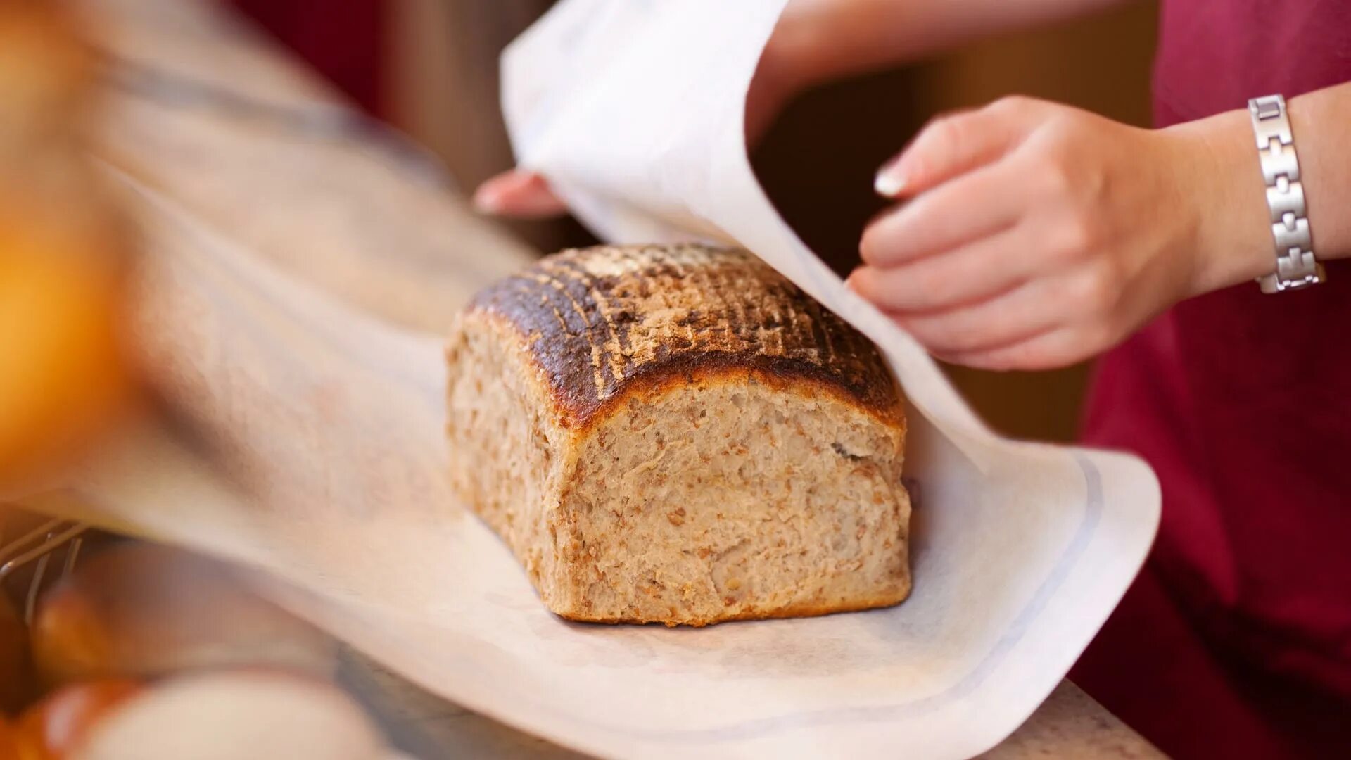 Четверо ножниц мягчайший хлеб поезжай. Хлеб. Хлебница хлеб. Хлеб в старину. Хлеб в бумаге.