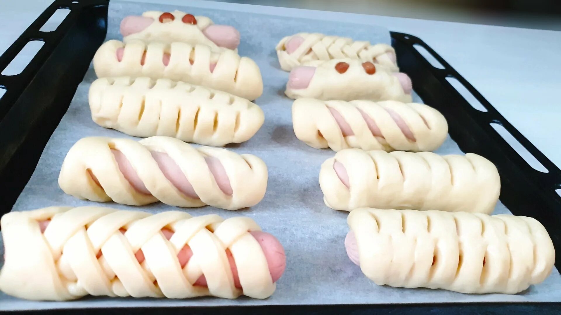 Закручиваем сосиску в тесте. Сосиски в тесте на противне. Упакованные сосиски в тесте. Сосиски в тесте для детей на день рождения. Сосиски в слоеном тесте.