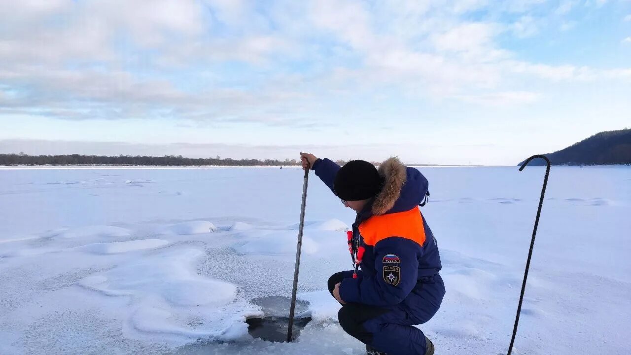 Лед на озере. Профессия спасатель мчс. Лед на реке. Мчс поисково спасательная служба. Спасатели зима.